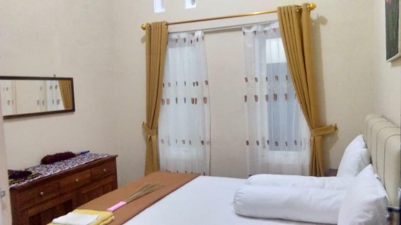 Homestay Wahyudi 1 Syariah Tlekung Phòng bức ảnh